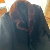 Cappotto nero con collo di visone