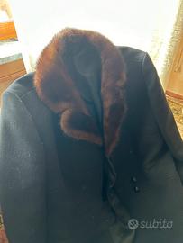 Cappotto nero con collo di visone