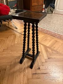 Tavolino di legno da interno