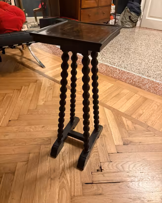Tavolino di legno da interno