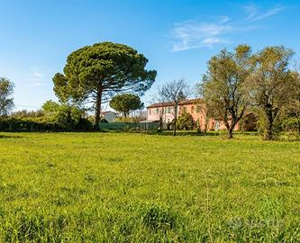 Casale Storico con 2,7 Ettari di terreno