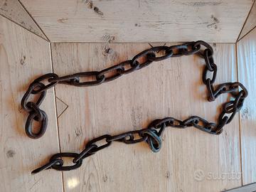 Antica catena in ferro forgiato e battuto a mano