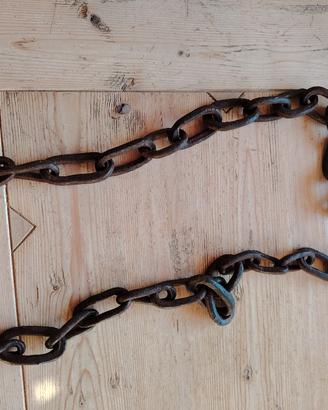 Antica catena in ferro forgiato e battuto a mano