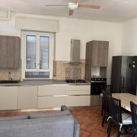 Cucina moderna completa + tavolo, sedie e divano