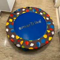 Trampolino e cesta di palline per bambini