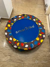 Trampolino e cesta di palline per bambini