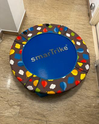 Trampolino e cesta di palline per bambini