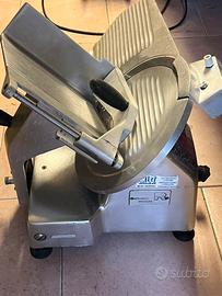 Affettatrice elettrica REGINA a gravità lama 275mm