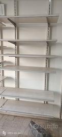 Scaffalatura a  parete in legno con Mensole
