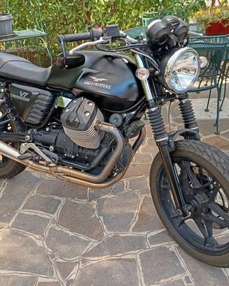 Moto Guzzi V7 Stone 