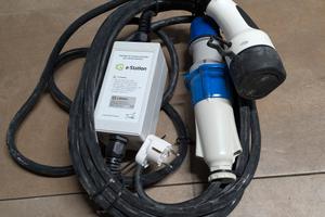 Stazione di ricarica portatile per veicoli elett.