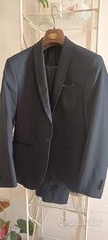 Elegante abito da uomo grigio taglio slim completo