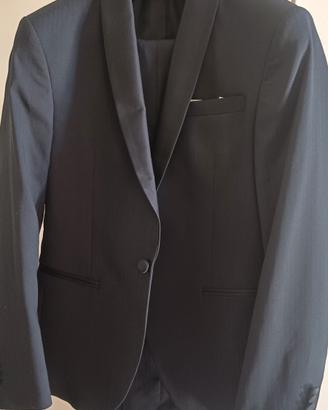 Elegante abito da uomo grigio taglio slim completo