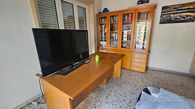 scrivania e libreria in legno