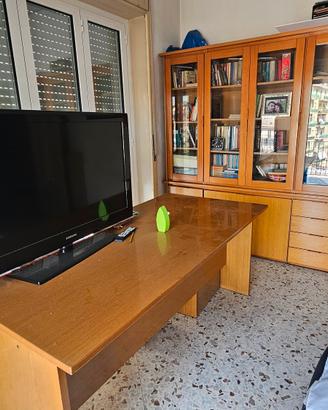 scrivania e libreria in legno