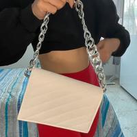 Borsa trapuntata con maxi catena – elegante e mode