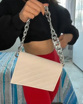 Borsa trapuntata con maxi catena – elegante e mode