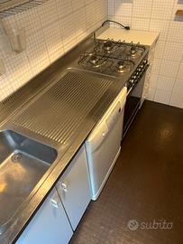 Mobile cucina con lavastoviglie integrata e frigo