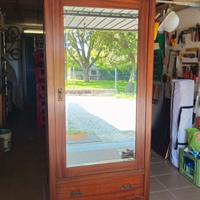 Armadio, non antico ma di buona fattura.