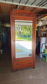 Armadio, non antico ma di buona fattura.