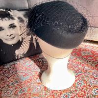 Cappellino nero con veletta