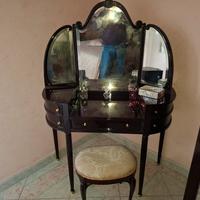 toilette in mogano con puff