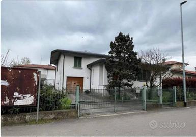 Immobile in asta di 223 m² con 4 locali e box auto