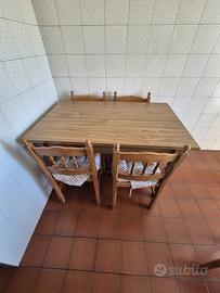 Tavolo da cucina con sedie