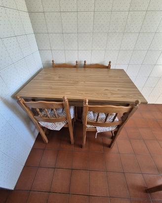 Tavolo da cucina con sedie