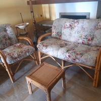 Divano e poltrona in bambù con cuscini e tavolino 