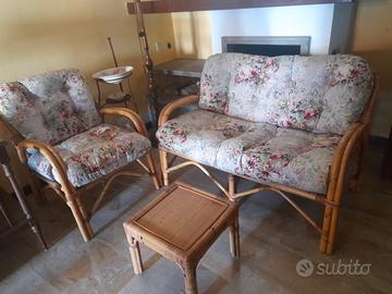 Divano e poltrona in bambù con cuscini e tavolino 