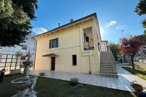 Cer chi una casa singola o bi fam a San Gabriele ?