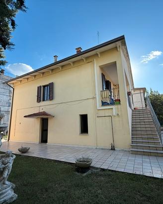 Cer chi una casa singola o bi fam a San Gabriele ?