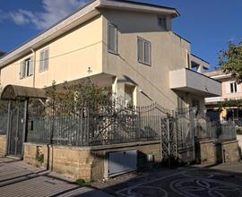 VILLA A SCHIERA A ARIENZO