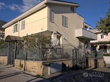 VILLA A SCHIERA A ARIENZO