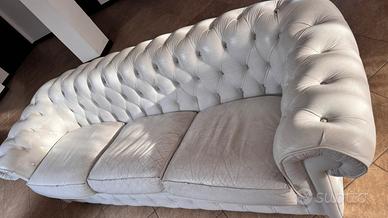 Coppia di divani Chesterfield in vera pelle