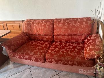 Divano 2 postiv in tessuto damascato rosso