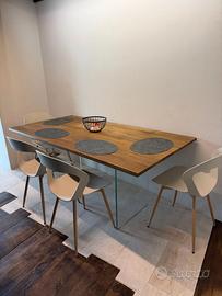 Elegante tavolo in legno di quercia gambe in vetro