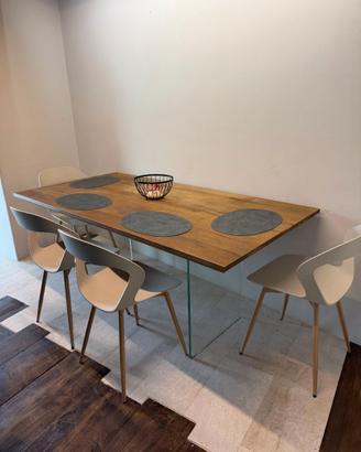 Elegante tavolo in legno di quercia gambe in vetro