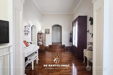 Via c.battisti rifinito appartamento con cortile