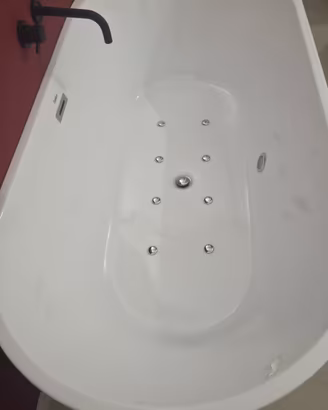 Vasca idromassaggio Beliani bianca con getti