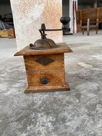 Macinino da caffè antico