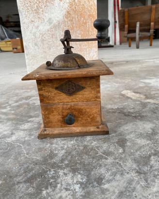 Macinino da caffè antico