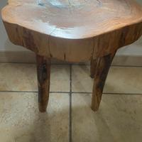 Piccolo tavolino realizzato con il legno d'ulivo.