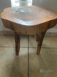 Piccolo tavolino realizzato con il legno d'ulivo.