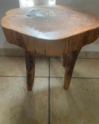 Piccolo tavolino realizzato con il legno d'ulivo.