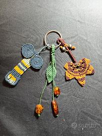 tris di portachiavi in macramè con ambra