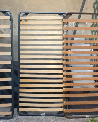letti singoli con doghe in legno