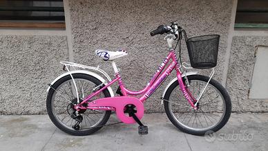 ragazzina 20 con marce e cestino pronta all'uso 