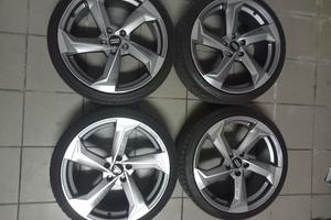Cerchi in lega completi di gomme Audi 